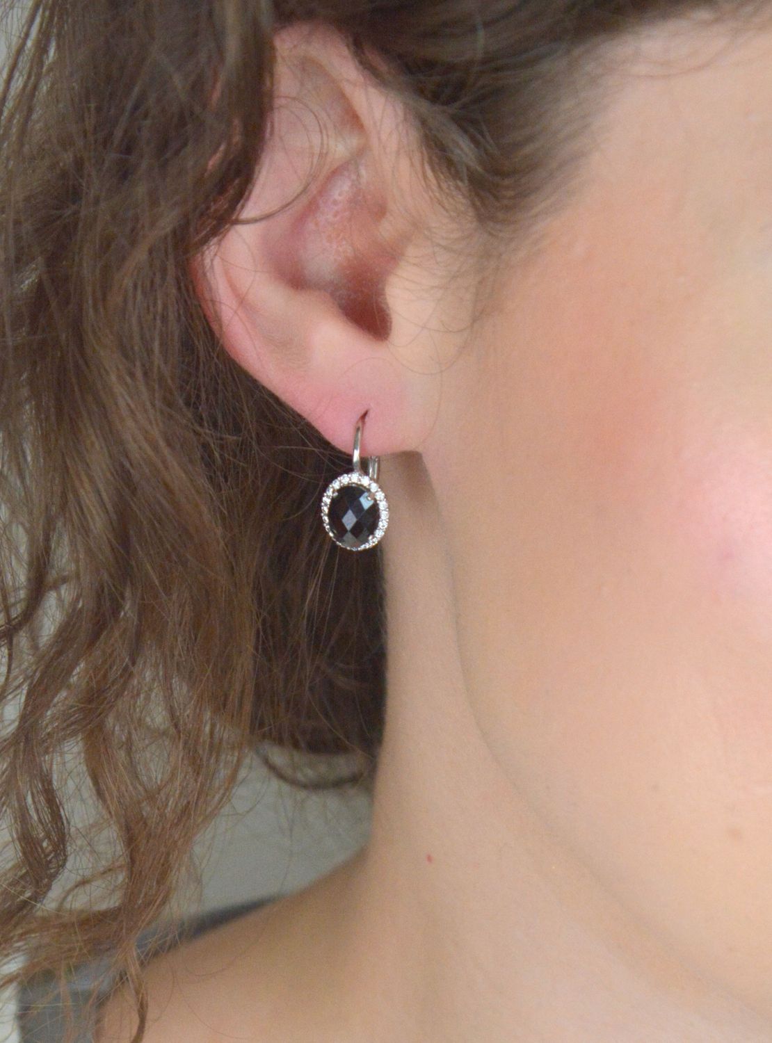 Eleganckie kolczyki damskie wykonane ze srebra próby 925, ozdobione naturalnym granatem w kształcie owalu. Zapięcie na bigiel angielski. Waga 3,50 g, długość 2,0 cm, szerokość 1,0 cm. Model K 03.jpg